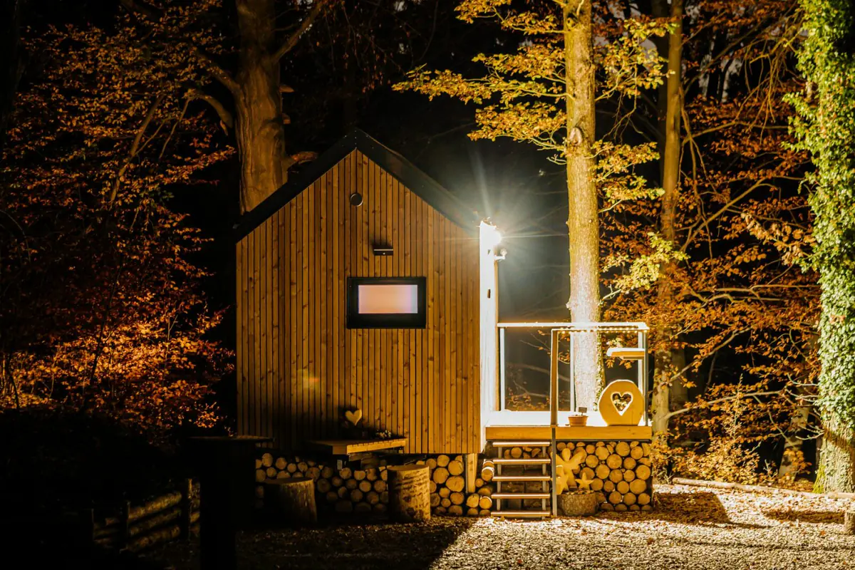 Glamping Hrubá Skála v noci